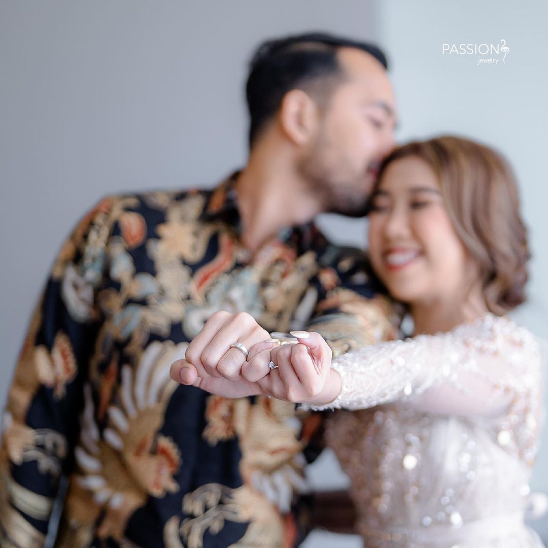 berapa jarak lamaran ke pernikahan, cincin lamaran, model cincin lamaran, cincin lamaran emas, tukar cincin lamaran, harga cincin lamaran, 