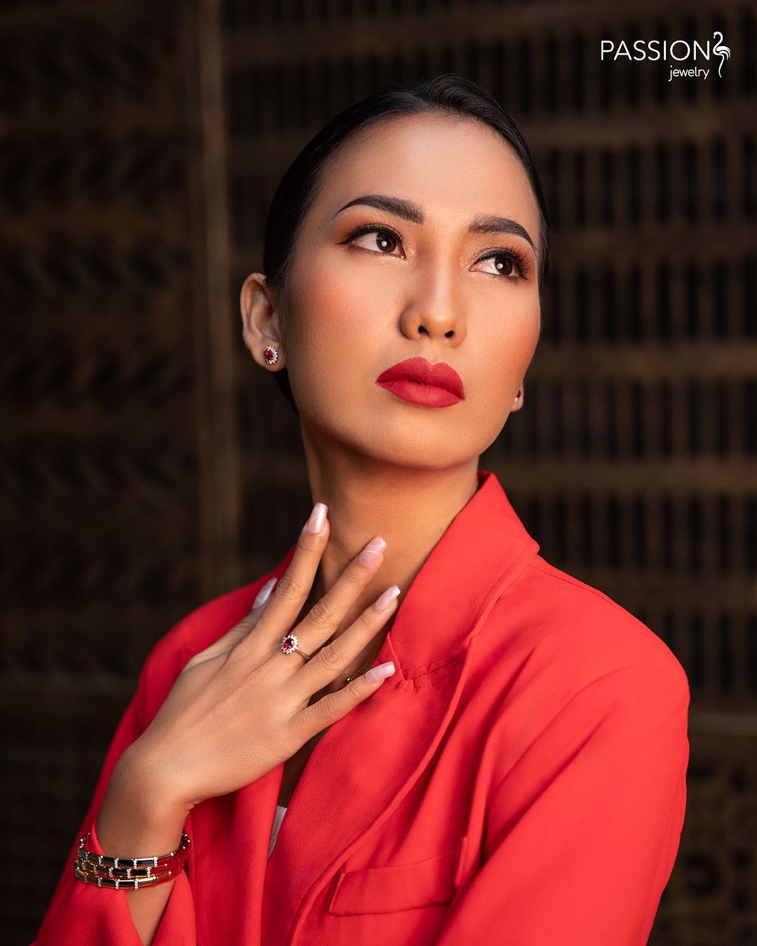 arti cincin di jari tengah, arti cincin di jari, letak cincin di jari, model cincin emas simple tapi mewah, model cincin unik,