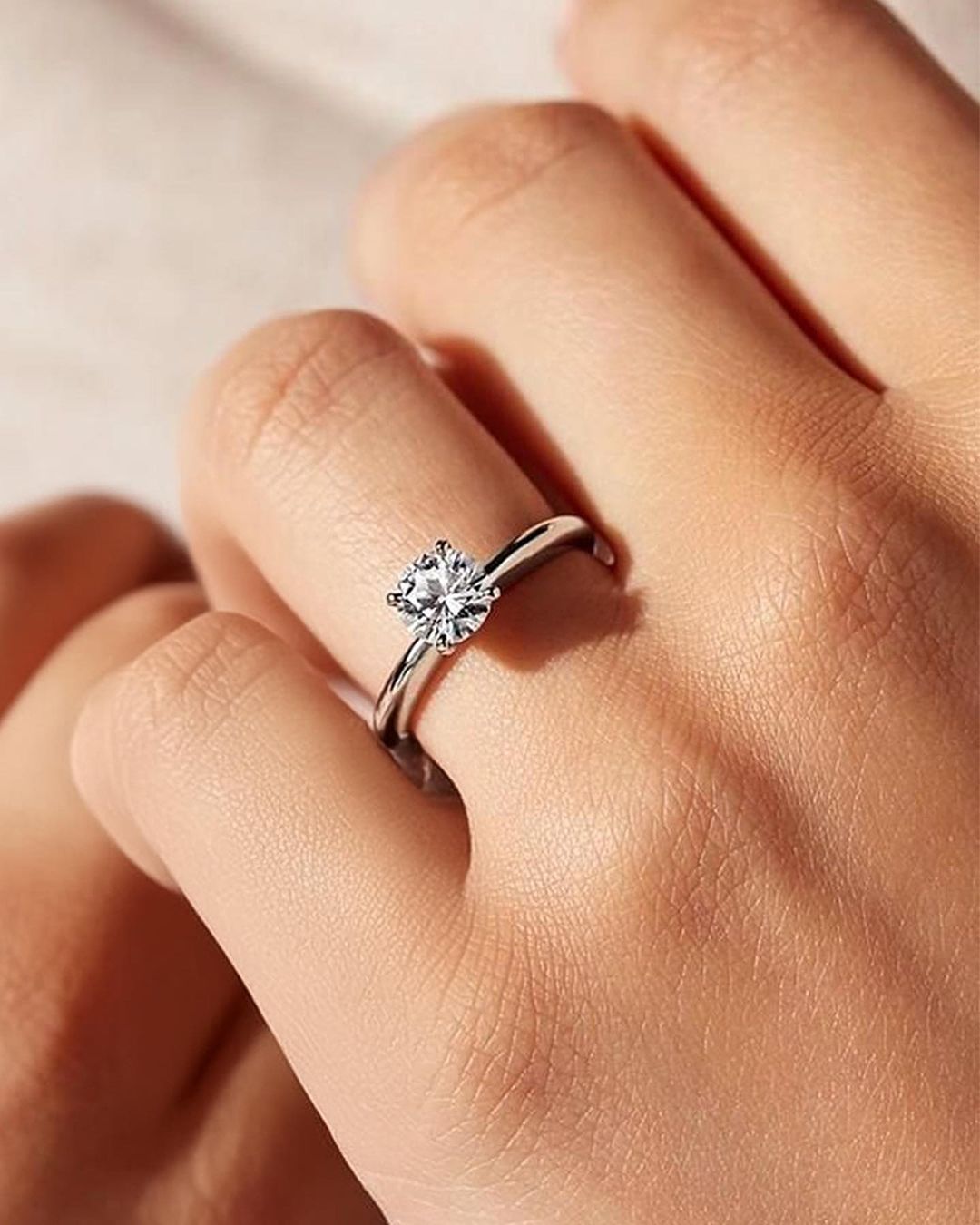 cincin nikah berlian wanita, cincin nikah berlian, cincin nikah berlian asli, model cincin nikah berlian, cincin berlian solitaire, posisi cincin nikah wanita, cincin nikah di jari mana,