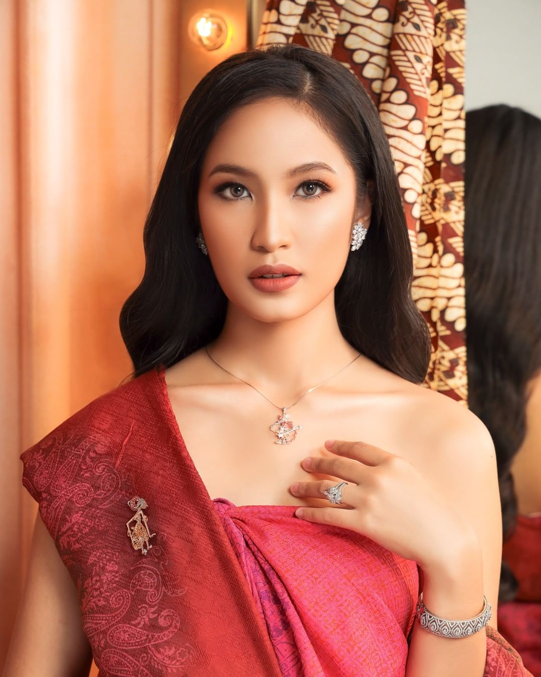 kalung emas model terbaru, kalung emas, outfit merah putih, outfit cewek nuansa merah putih formal, 